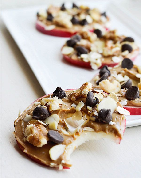 SNACK DE MAÇÃ COM PASTA DE AMENDOIM, AMÊNDOAS E CHOCOLATE - Casa