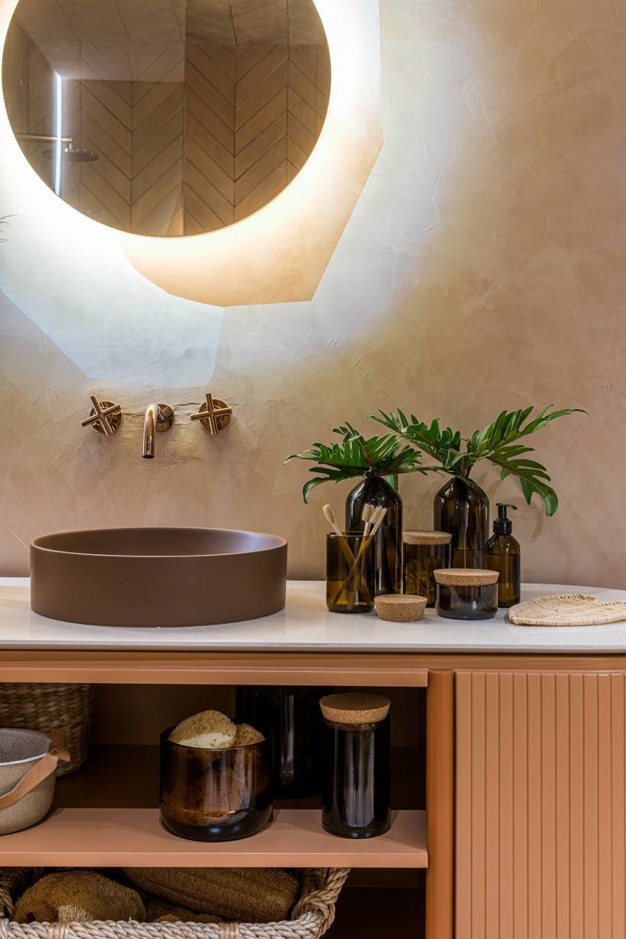 Banheiro rústico e elegante CasaCor 2021