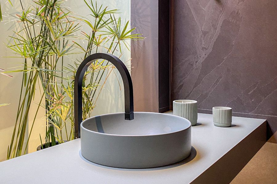 Lavabo moderno com jardim