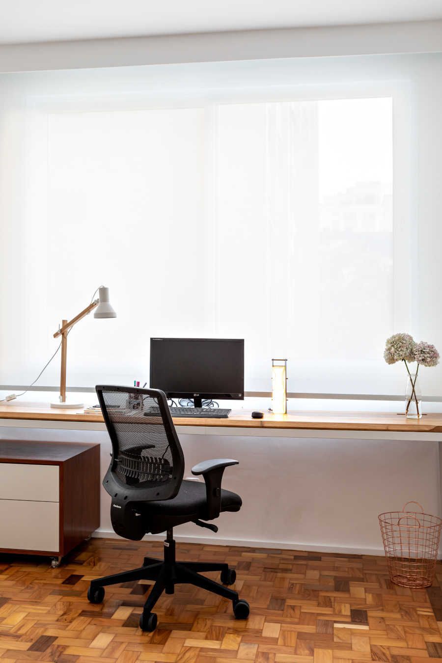 Home office com branco e madeira