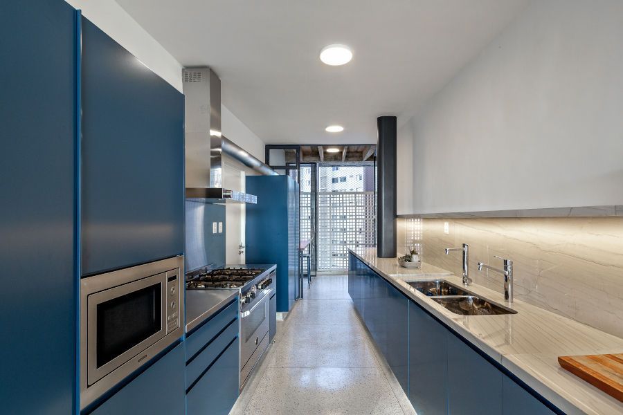 Cozinha integrada com armários azuis