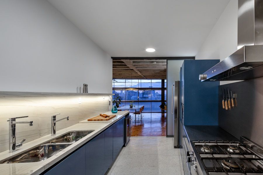 Cozinha integrada com armários azuis