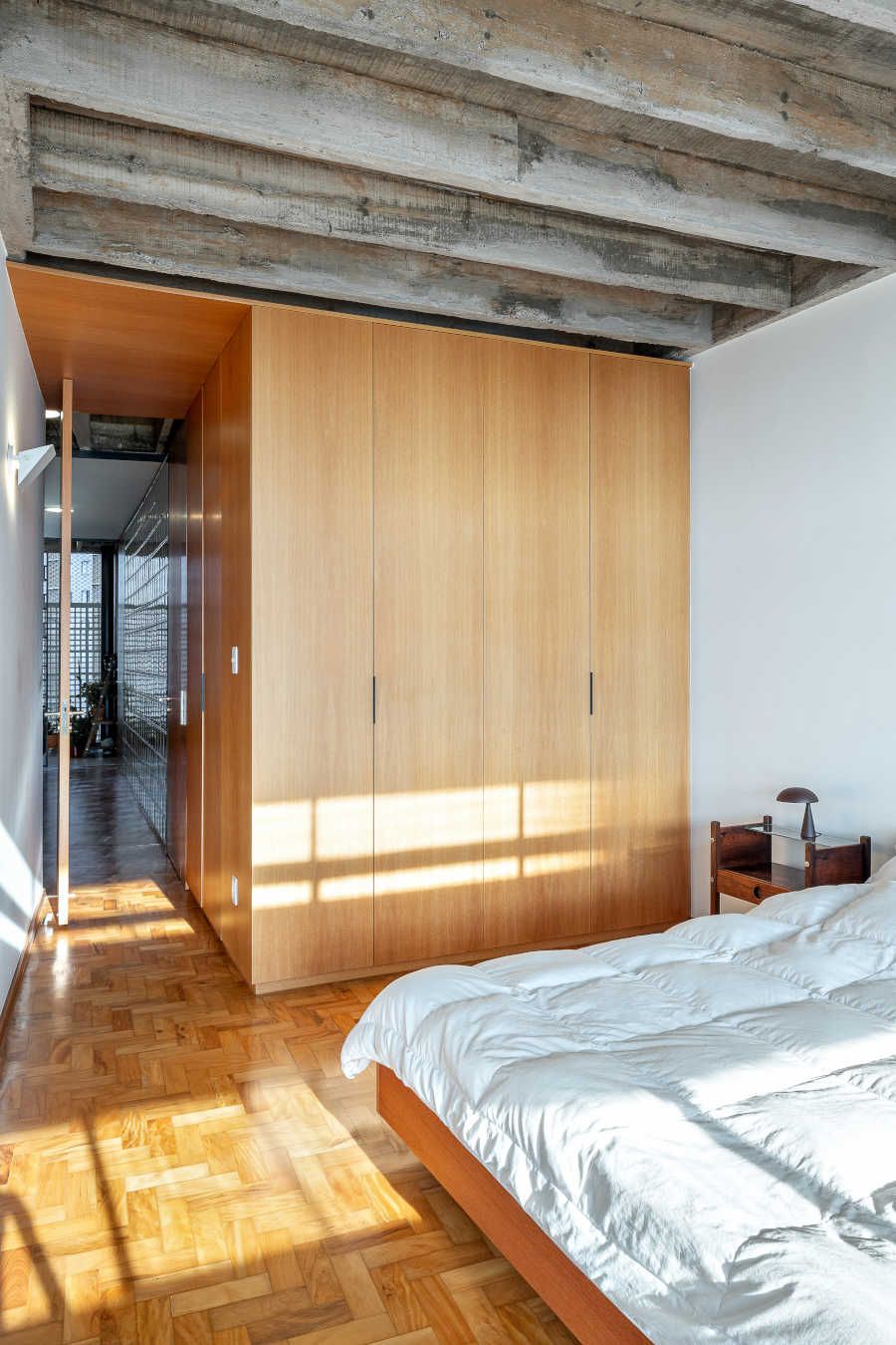 Armários de madeira em apartamento moderno