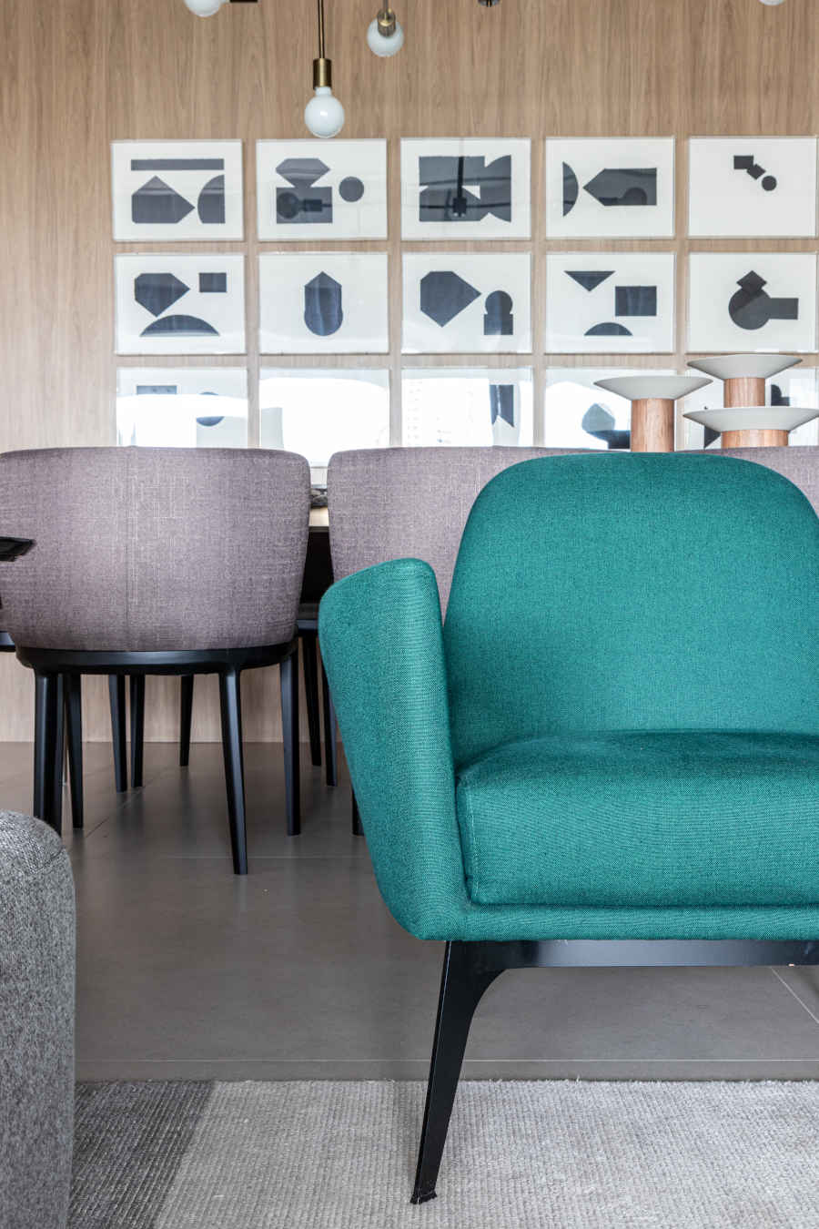 Poltrona verde na sala de estar