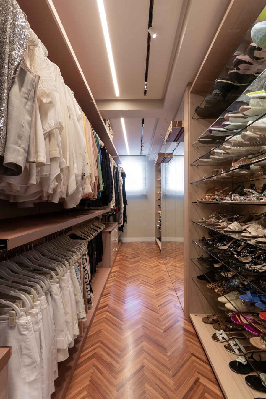 Closet amplo e organizado