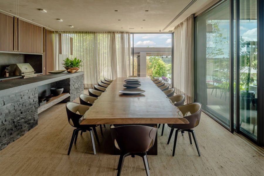 sala de jantar com mesa de madeira