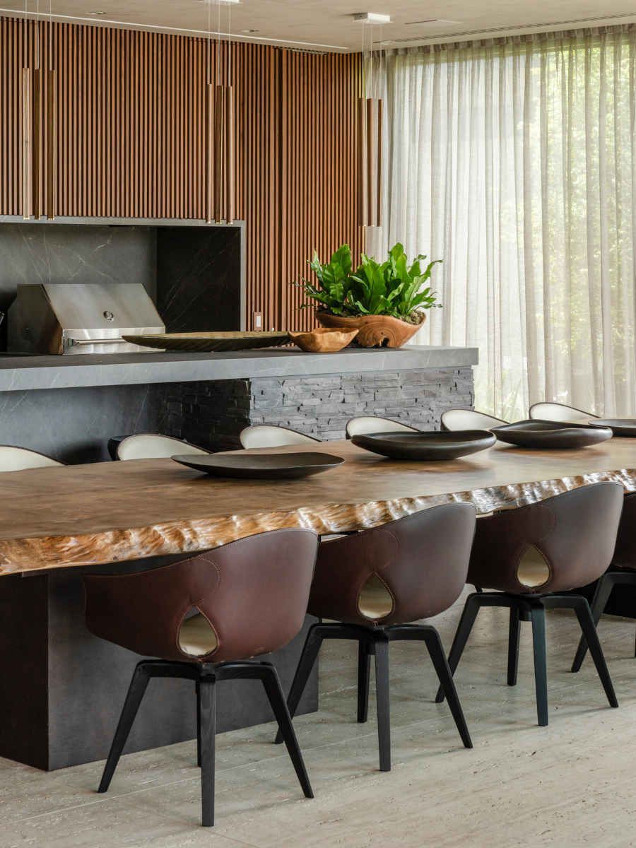 sala de jantar com mesa de madeira
