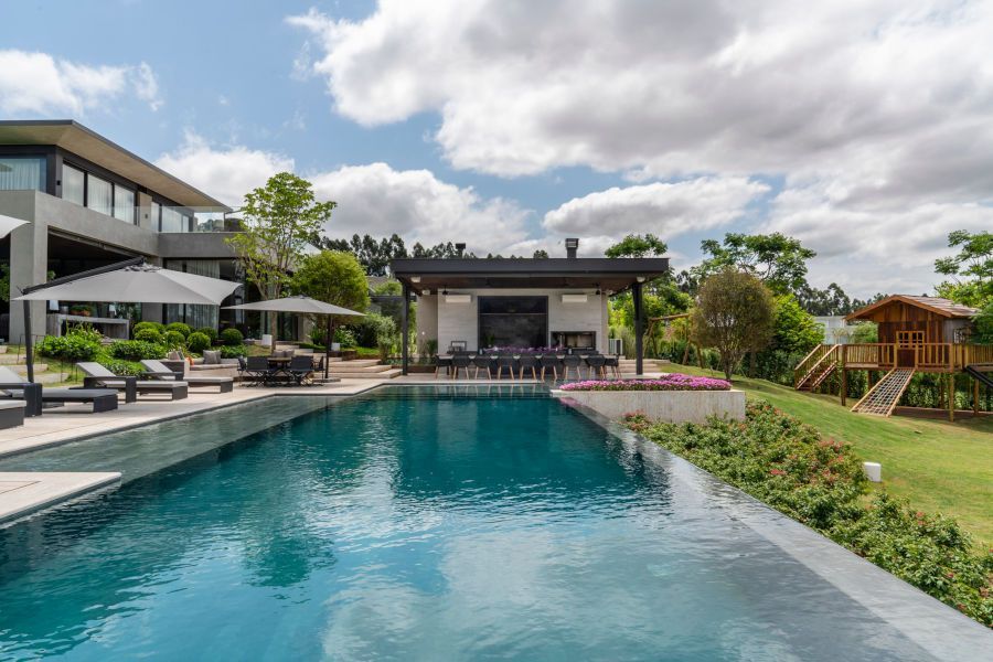 área de piscina em casa grande