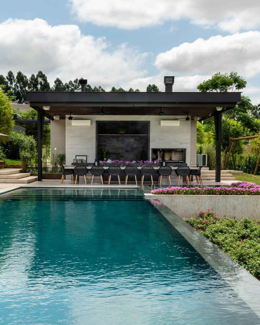 área de piscina em casa grande