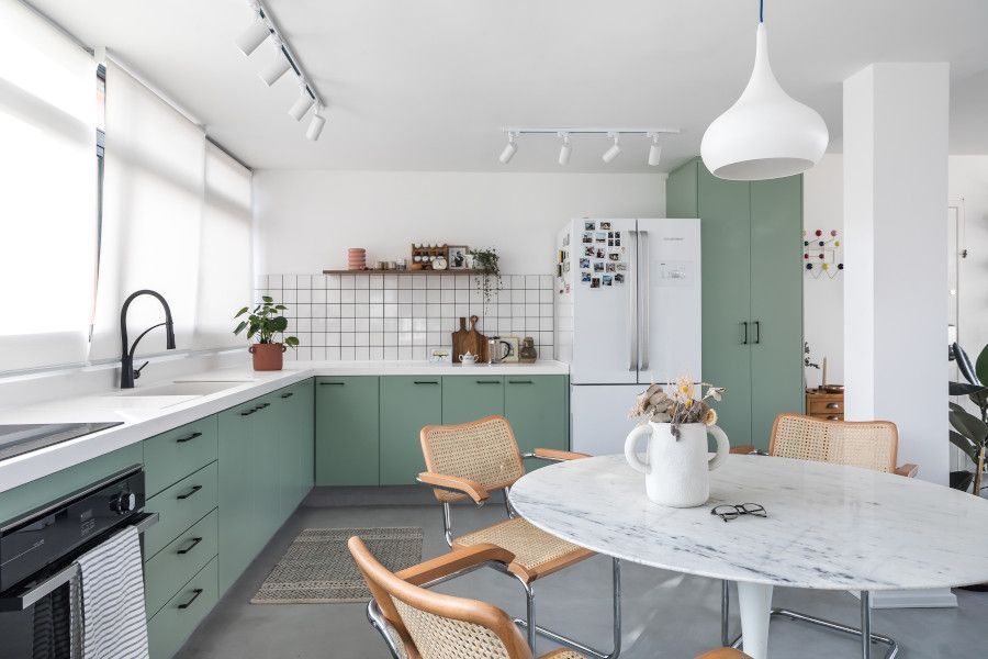 Cozinha integrada com armário verde
