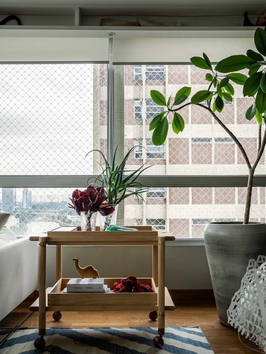janela modernista em apartamento iluminado