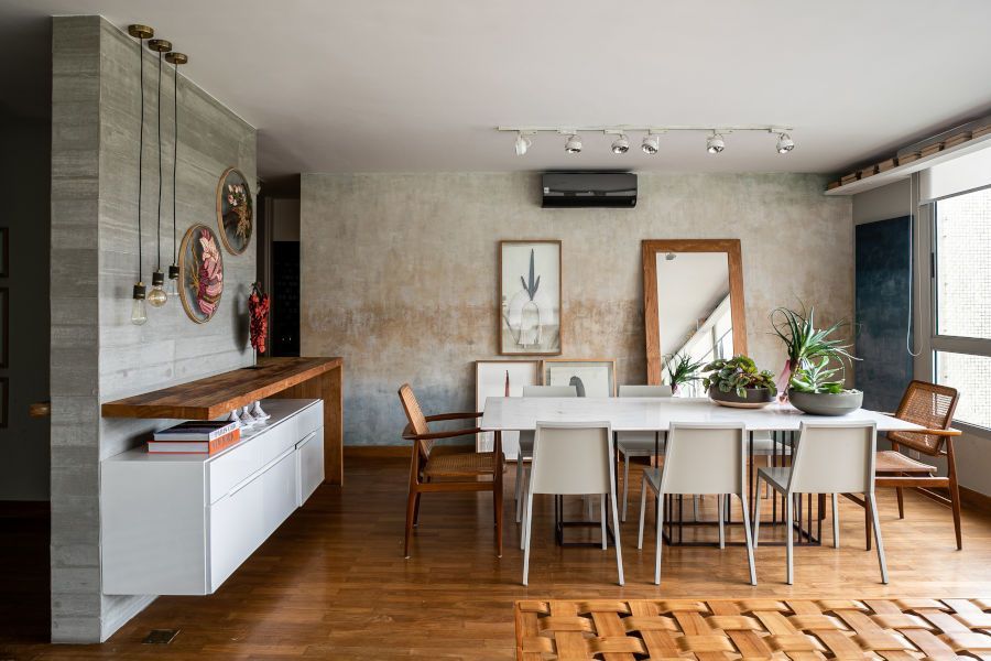 sala de jantar integrada com painel pintado