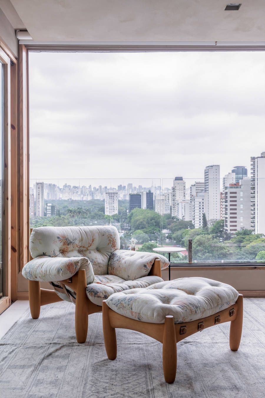 poltrona em sala de estar com janelas grandes