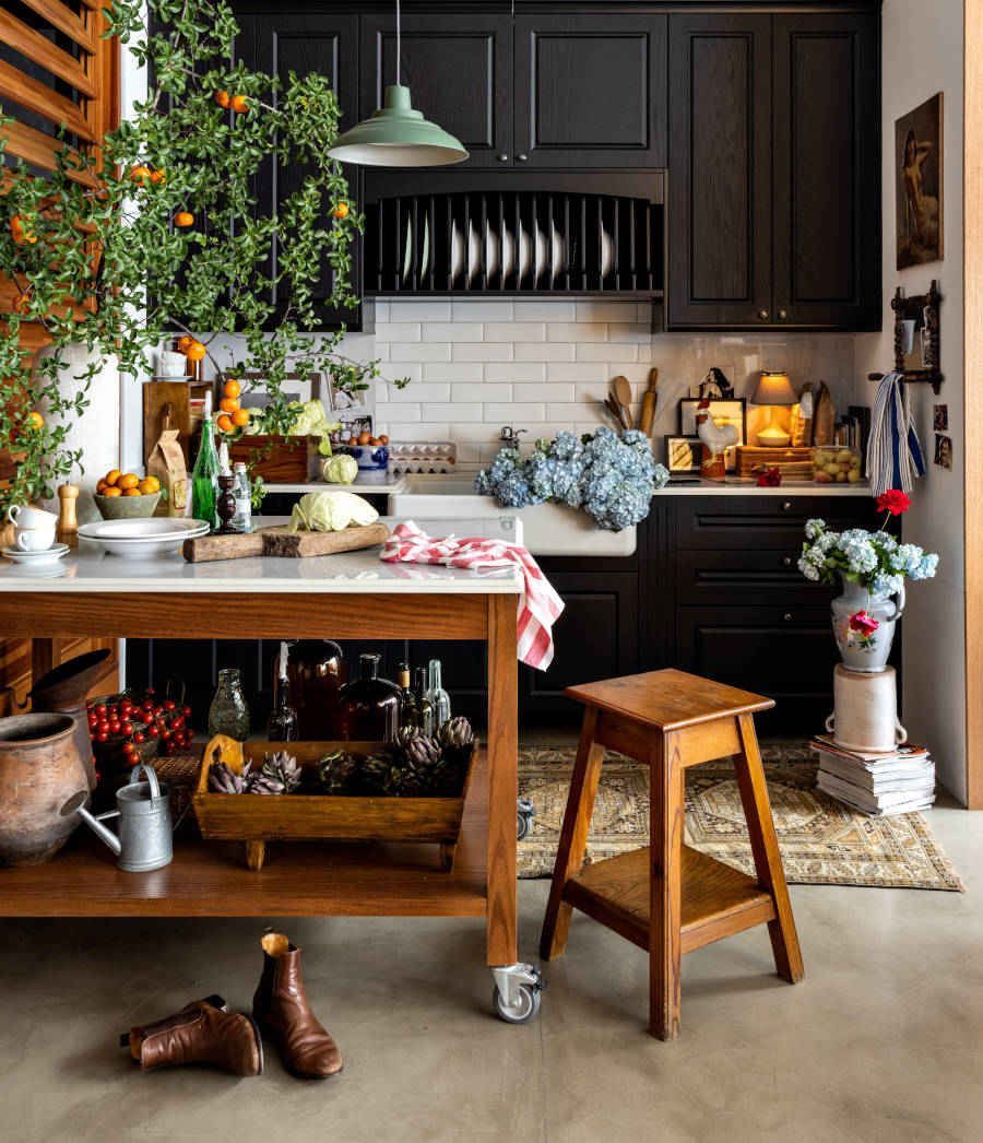 Cozinha atemporal com armário de madeira