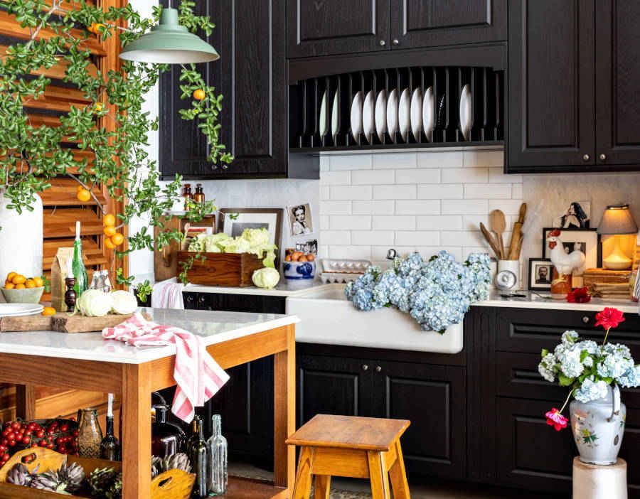 armário de cozinha com nichos para pratos