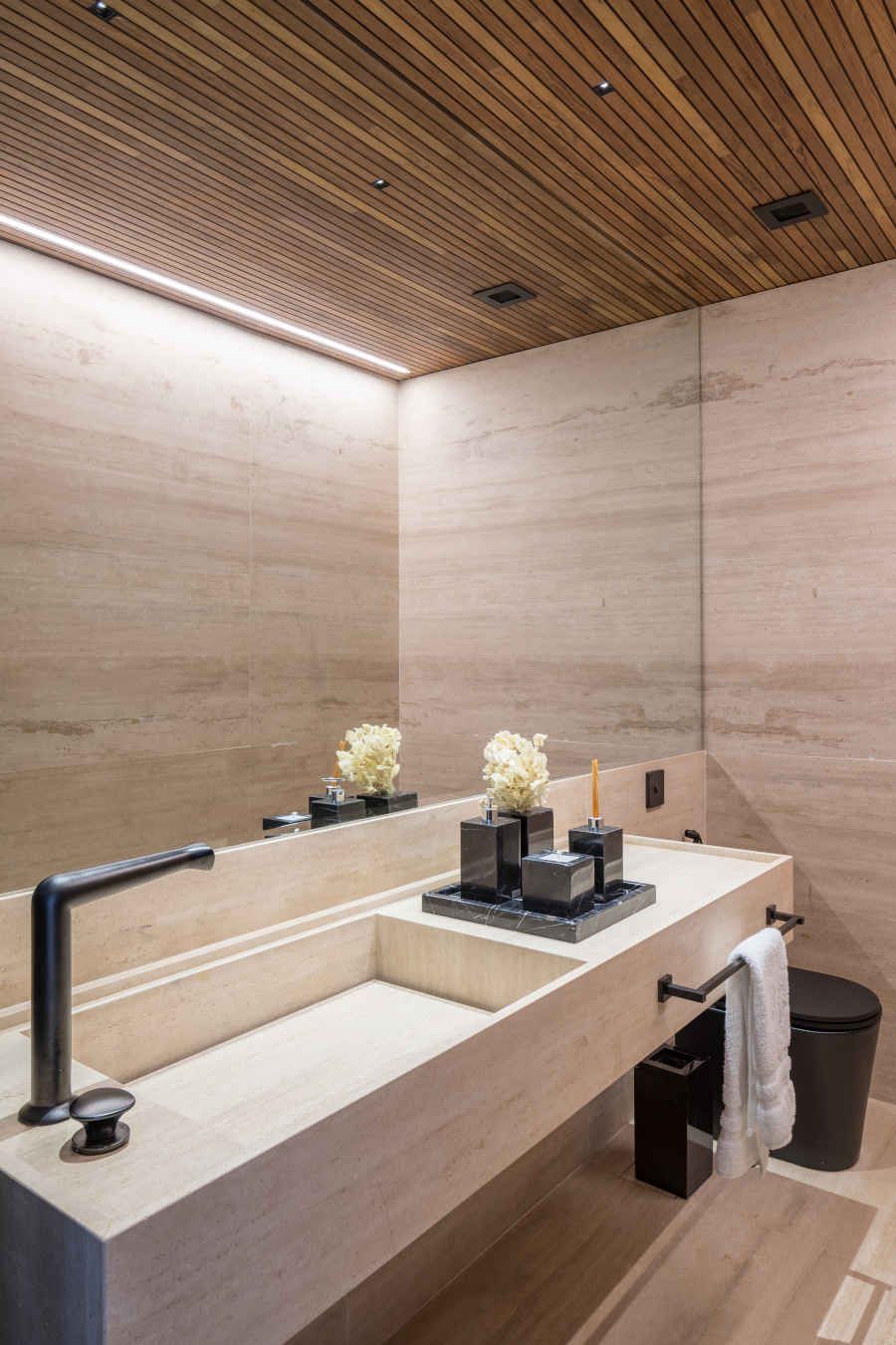 Banheiro com revestimentos de madeira