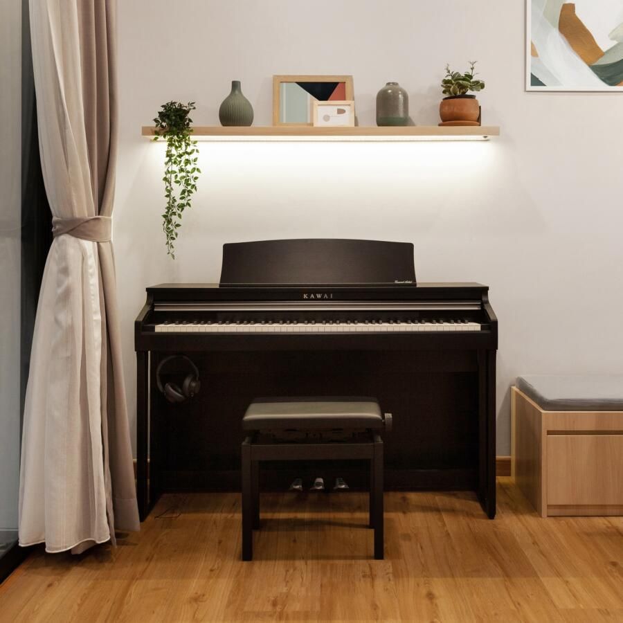 O piano na sala do jogo o piano fica no meio da sala.