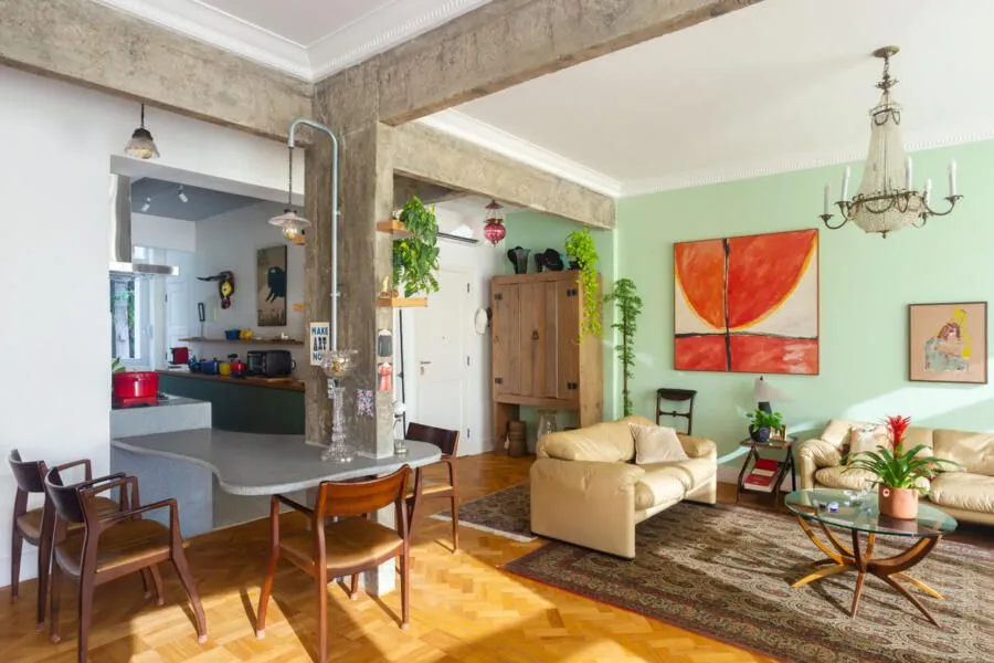 O mix de clássico de época, retrô e vintage com atmosfera industrial do apartamento conta com uma vista linda da Lagoa. 
