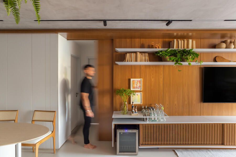 A integração entre sala de jantar, sala de estar e varanda na reforma permitiu maior aproveitamento dos espaços. Foto: Luiza Schreier / Divulgação