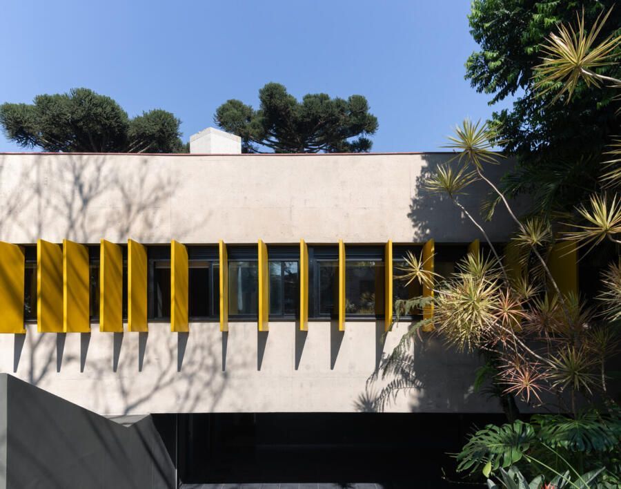 Casa com quatro andares de arquitetura brutalista e contemporânea