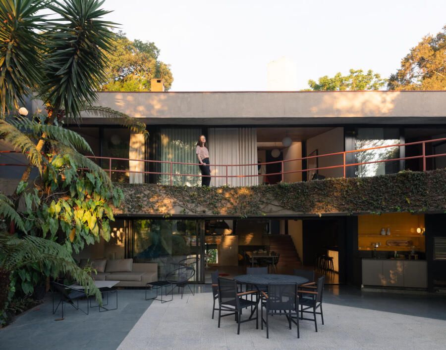 Casa com quatro andares de arquitetura brutalista e contemporânea
