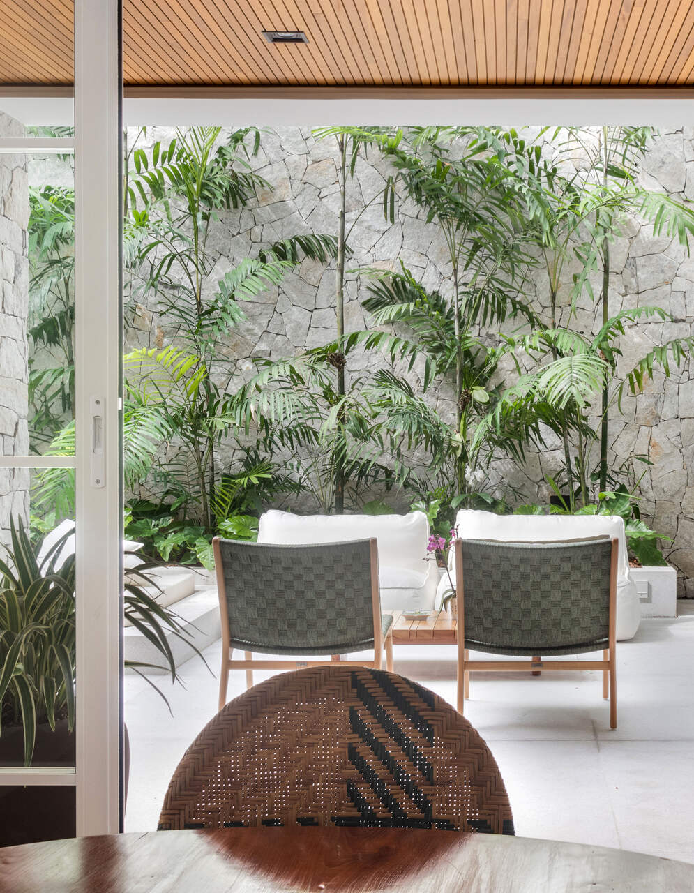 Casa de 500m2 no Leblon reformada e decorada pelo escritório SADALA E ...